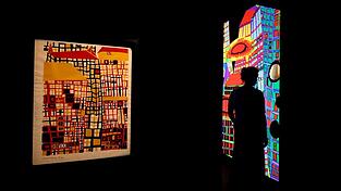 Hundertwasser ist bekannt f&uuml;r bunte Farben wie im Linolschnitt 'Drei hohe H&auml;user'.