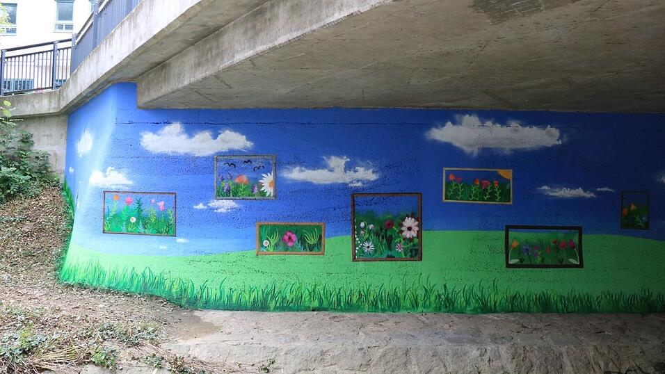 Die Unterf&uuml;hrung Bahnhofstra&szlig;e/Allachbach war das erste Projekt der Kunst-Aktion 'Farbe in die Stadt'.