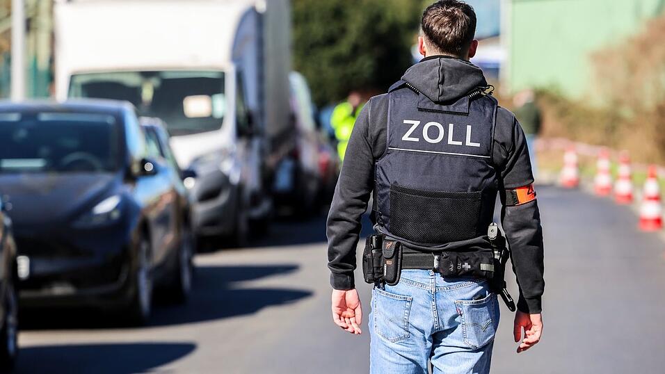 Zöllner im Einsatz beim Ausheben einer illegalen Zigarettenfabrik. (Archivbild) Zöllner im Einsatz beim Ausheben einer illegalen Zigarettenfabrik. (Archivbild)