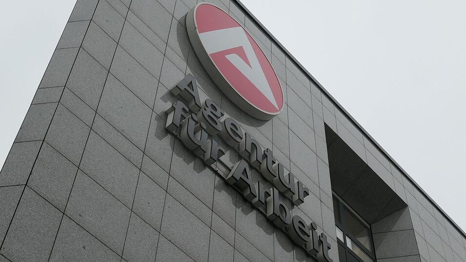 Mit Hilfe und H&auml;rte sollen die Beh&ouml;rden den Hilfebeziehenden begegnen. (Archivbild)