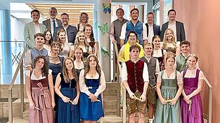 Die 17 besten Absolventen mit den Ehreng&auml;sten. Felix Stoiber ist der Dritte von rechts in der ersten Reihe.