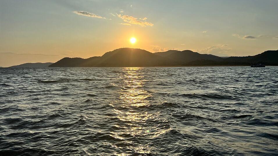 Rettungskräfte suchen noch immer nach Überlebenden. Rettungskräfte suchen noch immer nach Überlebenden.