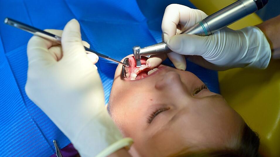 Gut, wenn 'er nicht gebohrt hat'. Wer seine Zähne schützt, muss zumeist vor dem Zahnarztbesuch keine Angst haben. Gut, wenn 'er nicht gebohrt hat'. Wer seine Zähne schützt, muss zumeist vor dem Zahnarztbesuch keine Angst haben.