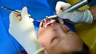 Gut, wenn 'er nicht gebohrt hat'. Wer seine Zähne schützt, muss zumeist vor dem Zahnarztbesuch keine Angst haben. Gut, wenn 'er nicht gebohrt hat'. Wer seine Zähne schützt, muss zumeist vor dem Zahnarztbesuch keine Angst haben.