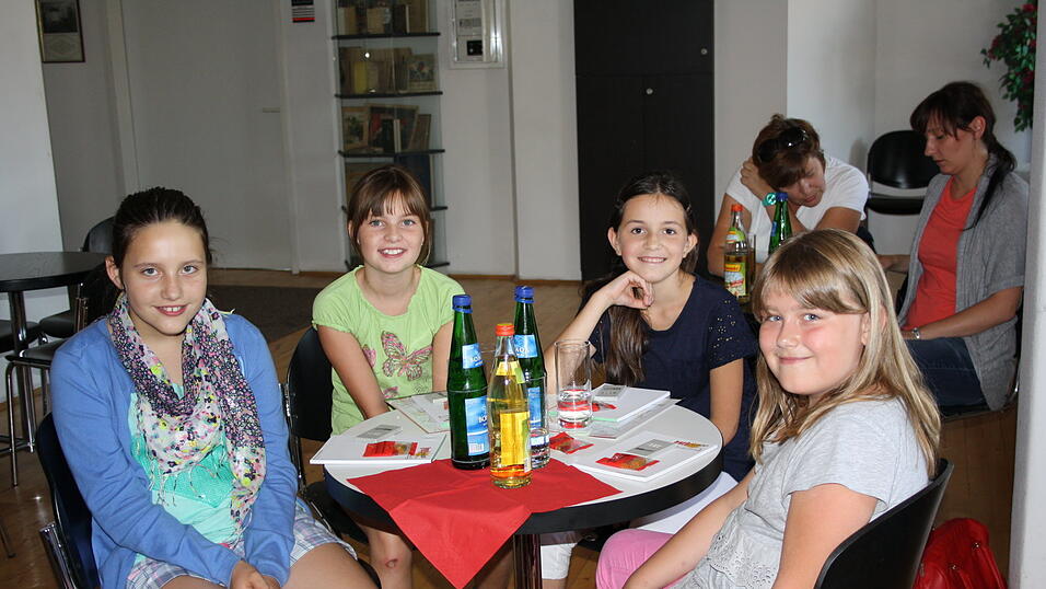 Die 4a und 4b der Grundschule Alburg besuchte am Donnerstag, 11. Juli, zusammen mit ihren Lehrerinnen Frau Scheer und Frau Schill das Verlagshaus des Straubinger Tagblatts. (Foto: Pfeffer) Die 4a und 4b der Grundschule Alburg besuchte am Donnerstag, 11. Juli, zusammen mit ihren Lehrerinnen Frau Scheer und Frau Schill das Verlagshaus des Straubinger Tagblatts. (Foto: Pfeffer)