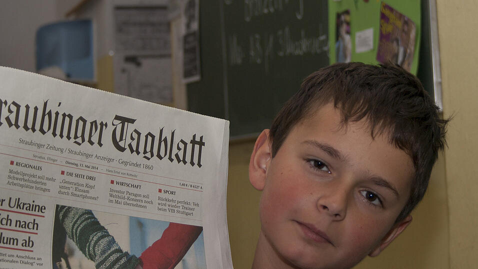 Zwei Schülerinnen der 4b der Grundschule St. Peter in Straubing schlüpften für eine Stunde in die Rolle der Fotografen. Fleißig fotografierten sie ihre Mitschüler beim Besuch der Redakteurin Tanja Pfeffer. Zwei Schülerinnen der 4b der Grundschule St. Peter in Straubing schlüpften für eine Stunde in die Rolle der Fotografen. Fleißig fotografierten sie ihre Mitschüler beim Besuch der Redakteurin Tanja Pfeffer.