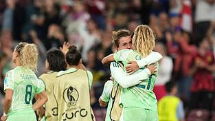 Cristiana Girelli und Michela Cambiaghi (r) betrauern das dramatische Halbfinal-Aus.