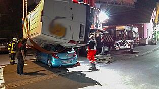 Ein Transporter stürzte am Freitagabend in Bernried eine Böschung hinunter. Ein Transporter stürzte am Freitagabend in Bernried eine Böschung hinunter.
