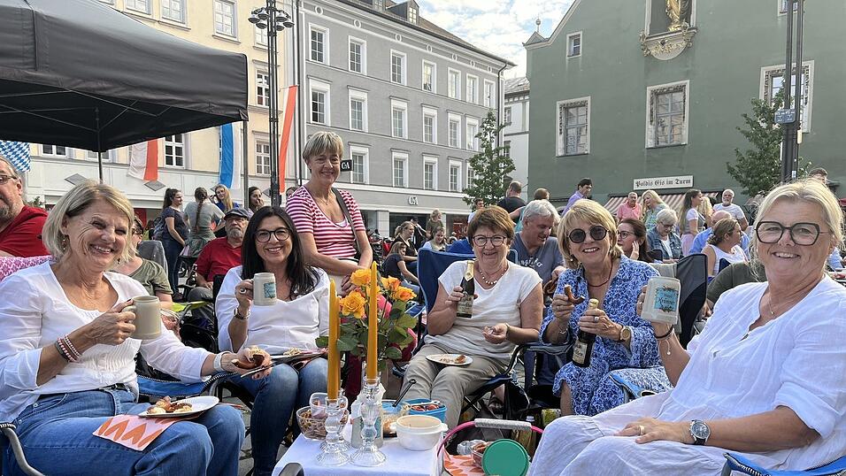 Mit Brotzeit, Getr&auml;nken und z&uuml;nftiger Musi l&auml;uteten die Straubingerinnen und Straubinger voller Vorfreude ihre 'F&uuml;nfte Jahreszeit' ein.