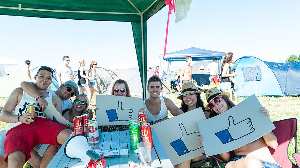 Ein Streifzug durch das Campinggelände: Trotz heißer Temperaturen sind die Festivalbesucher bestens gelaunt. (Foto: Susanne Raith) Ein Streifzug durch das Campinggelände: Trotz heißer Temperaturen sind die Festivalbesucher bestens gelaunt. (Foto: Susanne Raith)