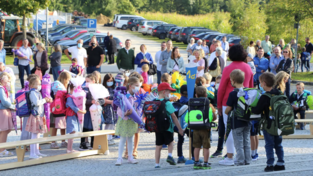Im September 2021 wurden die Erstklässler der Grundschule Kronwinkl unter besonderen Umständen eingeschult. Abstand halten und Maskentragen gehörten damals zum Alltag.