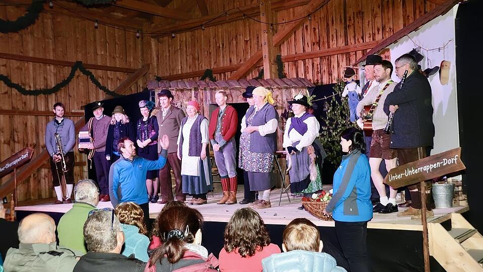 Viel Applaus gab es am Ende f&uuml;r das Theaterallerlei-Ensemble, das von Heinz Winklm&uuml;ller und Tochter Andrea pr&auml;sentiert wurde.