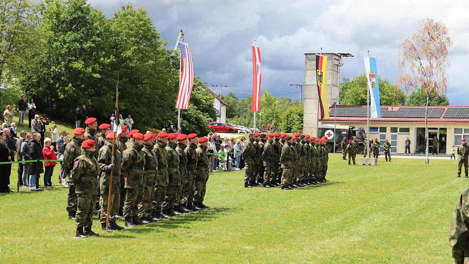 In zwei Blocks stellten sich die 40 Rekruten vor Angehörigen, Schaulustigen und Ehrengästen am Sportplatz auf. Für das Gelöbnis kamen unter anderem Patenverbände der US-Armee aus Vilseck sowie des Österreichischen Bundesheers. In zwei Blocks stellten sich die 40 Rekruten vor Angehörigen, Schaulustigen und Ehrengästen am Sportplatz auf. Für das Gelöbnis kamen unter anderem Patenverbände der US-Armee aus Vilseck sowie des Österreichischen Bundesheers.