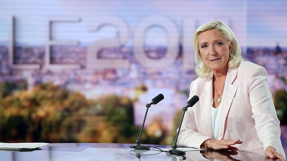 Marine Le Pen geht voll auf Risiko und tritt trotz eines offenen Gerichtsverfahrens als Präsidentschaftskandidatin an. Marine Le Pen geht voll auf Risiko und tritt trotz eines offenen Gerichtsverfahrens als Präsidentschaftskandidatin an.