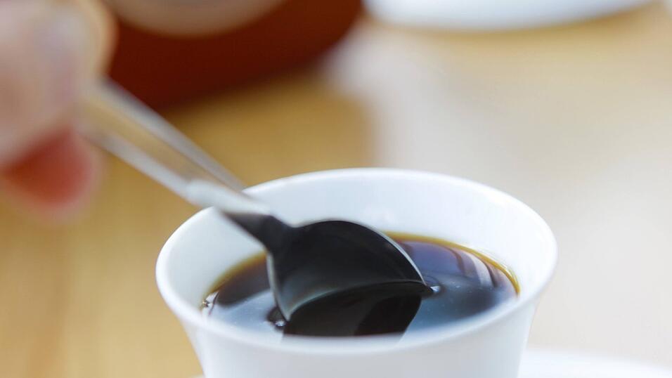 Sky-Moderator Wasserziehr l&auml;sst einen Mitarbeiter seinen Kaffee umr&uuml;hren. Das sorgt im Netz f&uuml;r reichlich Spott und Hohn.