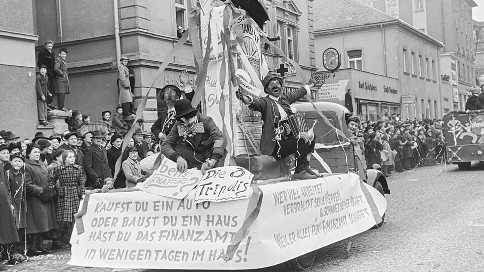 Der Faschingszug durch die Bahnhofstra&szlig;e.