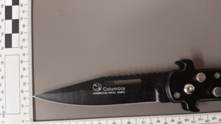 Bei der Durchsuchung des Fahrzeugs fanden die Beamten ein Springmesser mit einer neun Zentimeter langen Klinge.