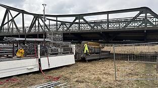 Unter der Brücke wird die Baustelle eingerichtet. 