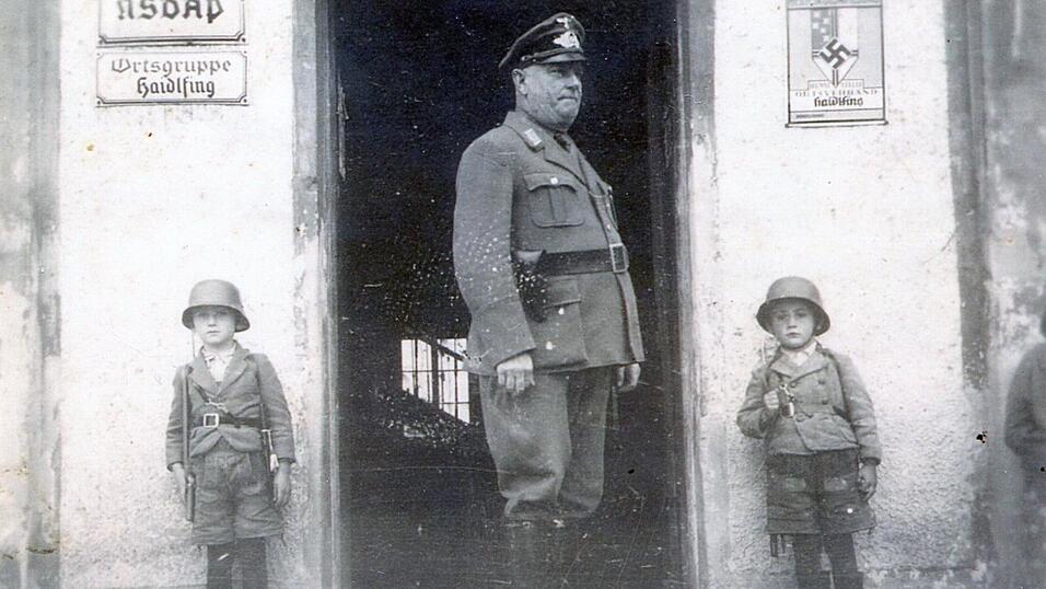 Eine bedr&uuml;ckende Aufnahme, die zeigt, wie im &bdquo;Dritten Reich&ldquo; schon die kleinen Schulbuben von der Ideologie der Nazis infiziert wurden. Vor dem Ortsgruppenleiter stehen sie stramm, die Hand an der Hosennaht.