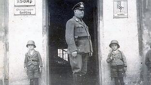 Eine bedrückende Aufnahme, die zeigt, wie im „Dritten Reich“ schon die kleinen Schulbuben von der Ideologie der Nazis infiziert wurden. Vor dem Ortsgruppenleiter stehen sie stramm, die Hand an der Hosennaht. Eine bedrückende Aufnahme, die zeigt, wie im „Dritten Reich“ schon die kleinen Schulbuben von der Ideologie der Nazis infiziert wurden. Vor dem Ortsgruppenleiter stehen sie stramm, die Hand an der Hosennaht.