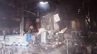 Es dauerte bis in die frühen Morgenstunden, ehe die Einsatzkräfte der Feuerwehr das Feuer unter Kontrolle hatten. (Foto: ih) Es dauerte bis in die frühen Morgenstunden, ehe die Einsatzkräfte der Feuerwehr das Feuer unter Kontrolle hatten. (Foto: ih)