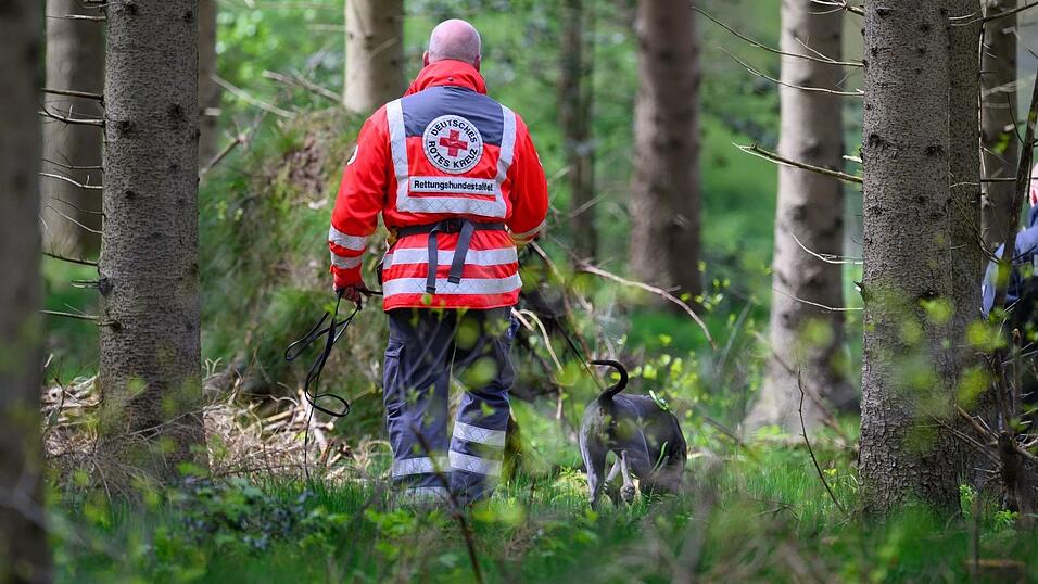 Auch mit Suchhunden suchten die Einsatzkräfte nach dem Vermissten. (Symbolbild) Auch mit Suchhunden suchten die Einsatzkräfte nach dem Vermissten. (Symbolbild)