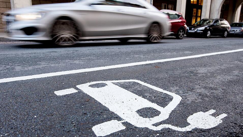 Im Alltagsbetrieb auf der Stra&szlig;e sind Plug-in-Hybride laut Fraunhofer ISI deutlich durstiger als auf dem Papier. (Archivbild)