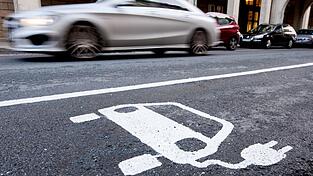 Im Alltagsbetrieb auf der Stra&szlig;e sind Plug-in-Hybride laut Fraunhofer ISI deutlich durstiger als auf dem Papier. (Archivbild)