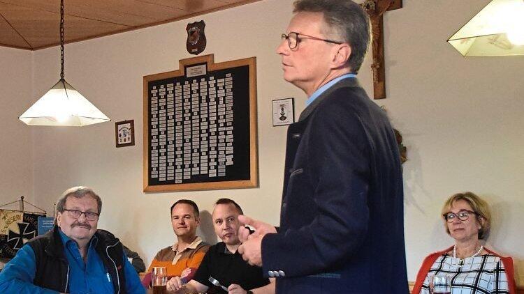 Landrat Bernd Sibler stellte sich den Fragen der Bürger. Landrat Bernd Sibler stellte sich den Fragen der Bürger.