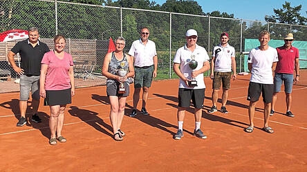 Ehrung der Marktmeister im Tennis-Einzel: Abteilungsleiter des TSV Pfaffenberg, Stefan Fleischmann, die Zweitplatzierte Andrea Littich, Marktmeisterin Maria Lucas, B&uuml;rgermeister Christian Dobmeier, Marktmeister Patrick Kronfeldt, zweiter Vorsitzender des TSV, Christian Rogl, der Zweitplatzierte Mike Thurner und zweiter Abteilungsleiter Josef Bauer