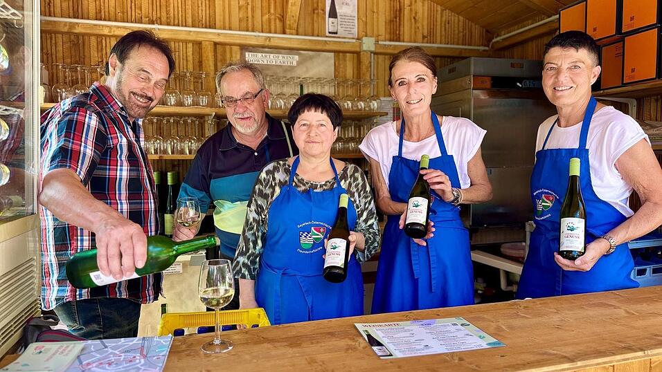 Vorm und im Weinstand auf dem Gartenschaugelände ist immer was los. Hier kümmern sich gerade Heinz Winklmüller, Josef und Helena Bauer sowie Karin und Beatrix Dietl um den Ausschank (von links). Vorm und im Weinstand auf dem Gartenschaugelände ist immer was los. Hier kümmern sich gerade Heinz Winklmüller, Josef und Helena Bauer sowie Karin und Beatrix Dietl um den Ausschank (von links).