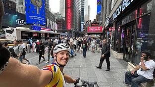 Endlich angekommen: Florian Scherübl nach 101 Tagen Fahrrad fahren auf dem Times Square in New York City.
