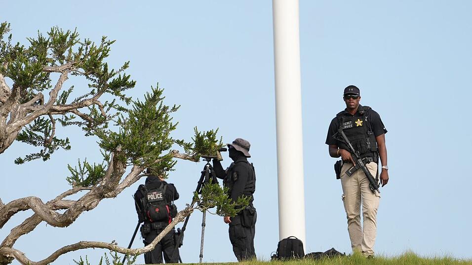 Beamte des Secret Service, der f&uuml;r die Sicherheit des Pr&auml;sidenten zust&auml;ndig ist, sichern den Trump National Golf Club im Gro&szlig;raum Los Angeles.