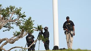 Beamte des Secret Service, der für die Sicherheit des Präsidenten zuständig ist, sichern den Trump National Golf Club im Großraum Los Angeles. Beamte des Secret Service, der für die Sicherheit des Präsidenten zuständig ist, sichern den Trump National Golf Club im Großraum Los Angeles.