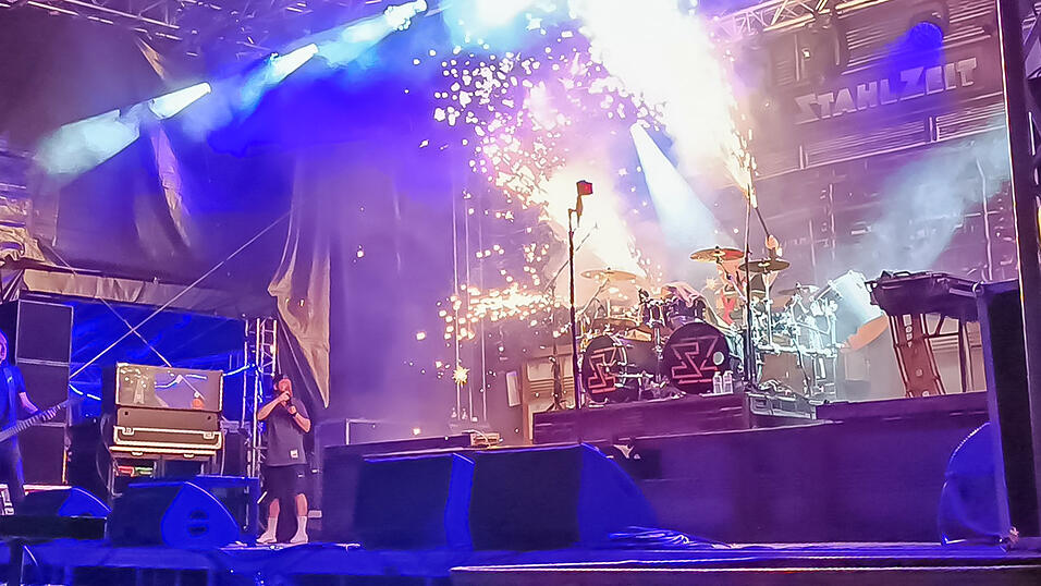 Die Rammstein-Coverband Stahlzeit begeisterte beim Campus Open Air Deggendorfer Fans. Die Rammstein-Coverband Stahlzeit begeisterte beim Campus Open Air Deggendorfer Fans.