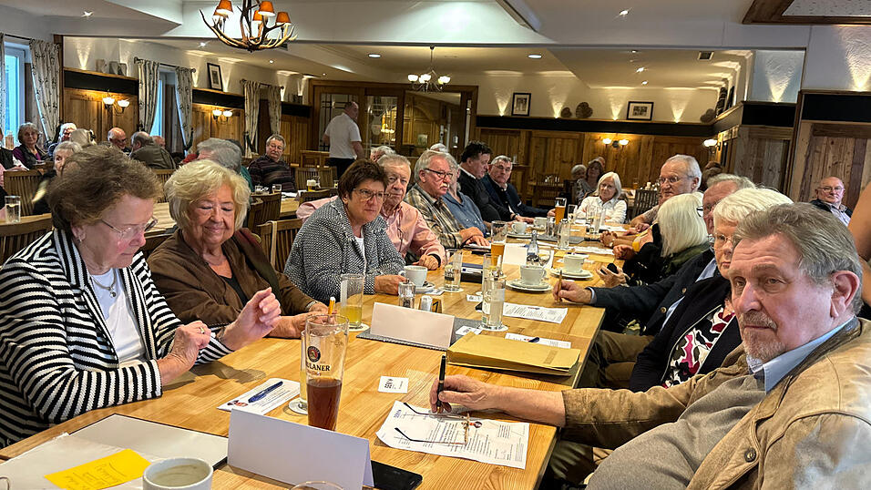 Zahlreiche Mitglieder waren zur Bezirksdelegiertenversammlung gekommen. Zahlreiche Mitglieder waren zur Bezirksdelegiertenversammlung gekommen.