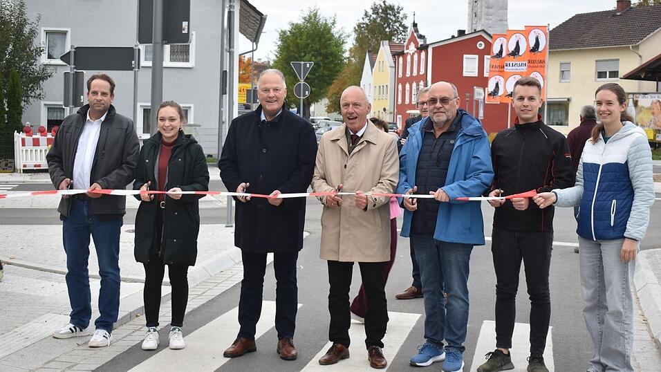 Mit dem Zerschneiden des Bandes wurde der Kreisverkehr eröffnet: (von links) Christian Nagl vom Landratsamt, Julia Hohma vom Staatlichen Bauamt, Axel Sehlhoff und Franz-Xaver Vaas vom Planungsbüro Sehlhoff, dazwischen Bürgermeister Josef Reff und schließlich Lukas Obermeier als Bauleiter. Mit dem Zerschneiden des Bandes wurde der Kreisverkehr eröffnet: (von links) Christian Nagl vom Landratsamt, Julia Hohma vom Staatlichen Bauamt, Axel Sehlhoff und Franz-Xaver Vaas vom Planungsbüro Sehlhoff, dazwischen Bürgermeister Josef Reff und schließlich Lukas Obermeier als Bauleiter.