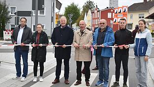 Mit dem Zerschneiden des Bandes wurde der Kreisverkehr eröffnet: (von links) Christian Nagl vom Landratsamt, Julia Hohma vom Staatlichen Bauamt, Axel Sehlhoff und Franz-Xaver Vaas vom Planungsbüro Sehlhoff, dazwischen Bürgermeister Josef Reff und schließlich Lukas Obermeier als Bauleiter.