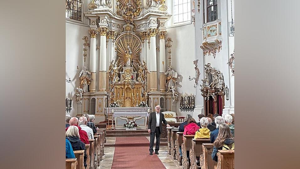 Herrmann Reidel (Bildmitte) brachte den Besuchern die Bildsprache näher. Herrmann Reidel (Bildmitte) brachte den Besuchern die Bildsprache näher.