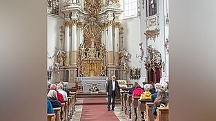 Herrmann Reidel (Bildmitte) brachte den Besuchern die Bildsprache n&auml;her.&nbsp;