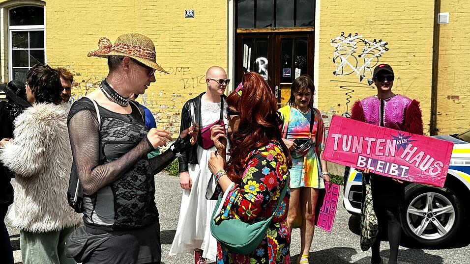 'Tuntenhaus'-Bewohner und einige Wörther zogen am Samstag durch Wörth an der Isar, weil sie um den Fortbestand ihres Wohnprojekts fürchten. 