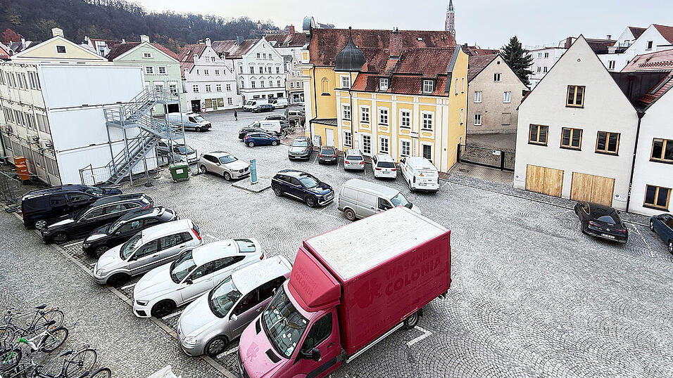 Die Baustellencontainer (links im Bild) stehen noch bis Mitte 2027; ab der zweiten Jahresh&auml;lfte k&ouml;nnte eine Neugestaltung des Regierungsplatzes angegangen werden.