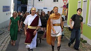 Schulleiter Rudi Zell und Oberstufenkoordinator Michael Wolfrum schlüpfen in die Rollen von Zeus und Herkules. Schulleiter Rudi Zell und Oberstufenkoordinator Michael Wolfrum schlüpfen in die Rollen von Zeus und Herkules.
