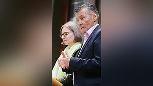 Franz Schneider und Angelika Hofmann, Vorsitzende des Kuratoriums, begr&uuml;&szlig;ten die G&auml;ste.