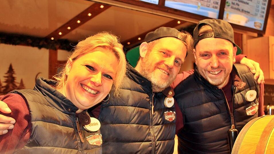 Der idyllische Christkindlmarkt in der Freyung in Landshut zählt zu den schönsten Christkindlmärkten Bayerns. Bei eisigen Temperaturen ist dort insbesondere die Glühwein-Alm natürlich heiß begehrt. Der idyllische Christkindlmarkt in der Freyung in Landshut zählt zu den schönsten Christkindlmärkten Bayerns. Bei eisigen Temperaturen ist dort insbesondere die Glühwein-Alm natürlich heiß begehrt.