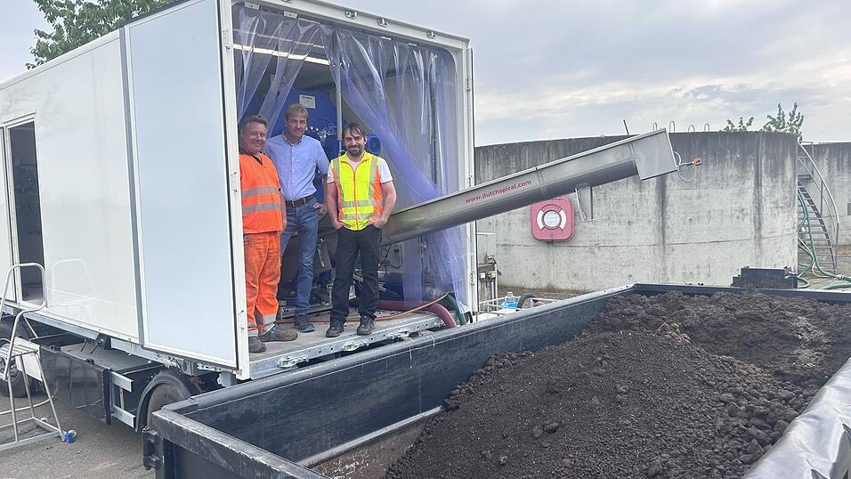 Die mobile Kl&auml;rschlammpresse wird in der Kl&auml;ranlage in Loham bereits zum zweiten Mal mit gutem Ergebnis genutzt. Bauhofleiter und Kl&auml;rw&auml;rter Christian Radlback (links), Martin Falter vom Aquanat-Vertrieb (Mitte) und Daniel Stieglmeier von der Firma 'Stieglmeier Kanalreinigung' sind froh &uuml;ber den reibungslosen Ablauf.