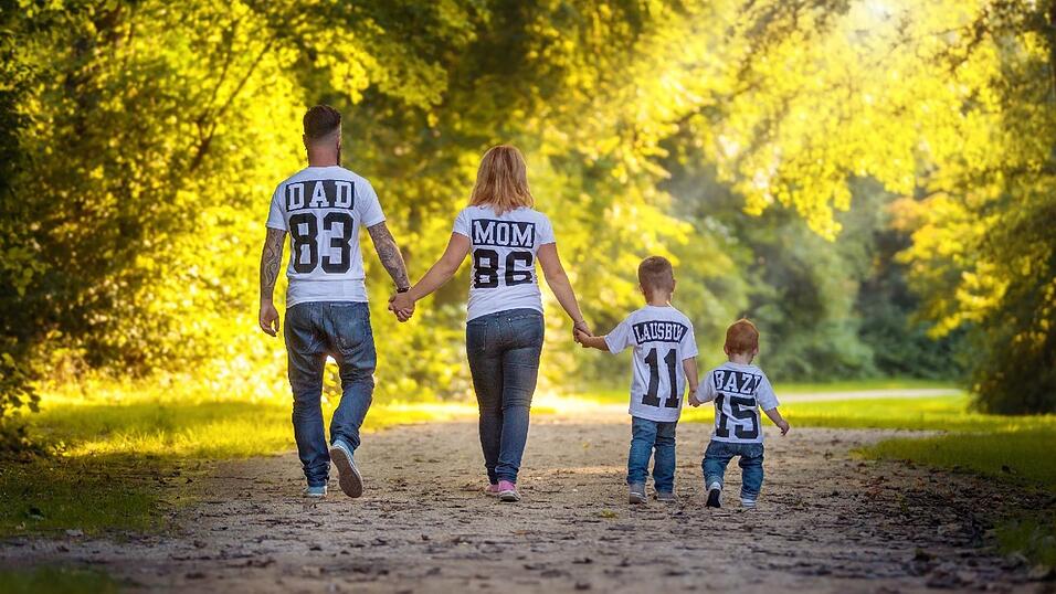 'Dad', 'Mom', 'Lausbua' und 'Bazi' gehen dem Sonnenuntergang entgegen. 'Dad', 'Mom', 'Lausbua' und 'Bazi' gehen dem Sonnenuntergang entgegen.