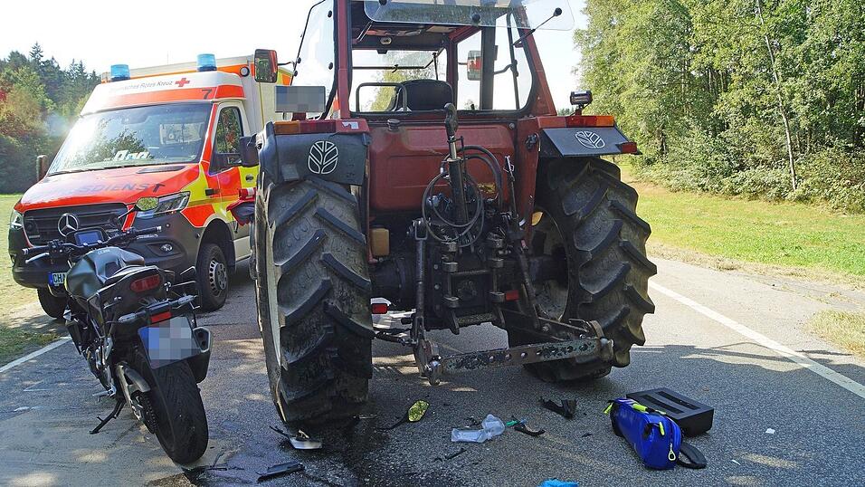 Bei einem Auffahrunfall wurde ein Motorradfahrer schwer verletzt.