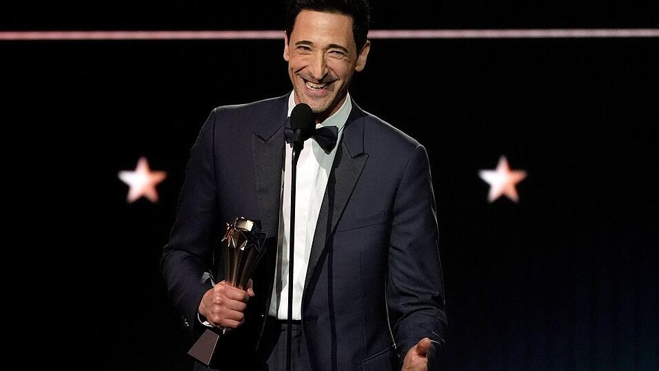 Adrien Brody («The Brutalist») nimmt den Preis für den besten Schauspieler nach Hause.
