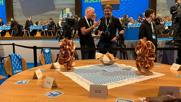 Der Söder-Tisch in der Passauer Dreiländerhalle Der Söder-Tisch in der Passauer Dreiländerhalle